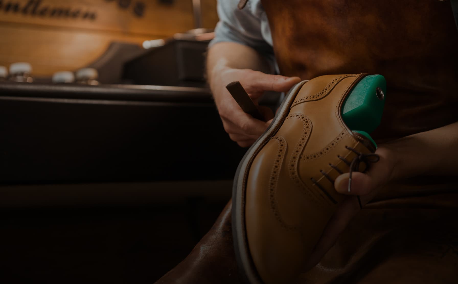 De Leather Craft — luxury leather restoration