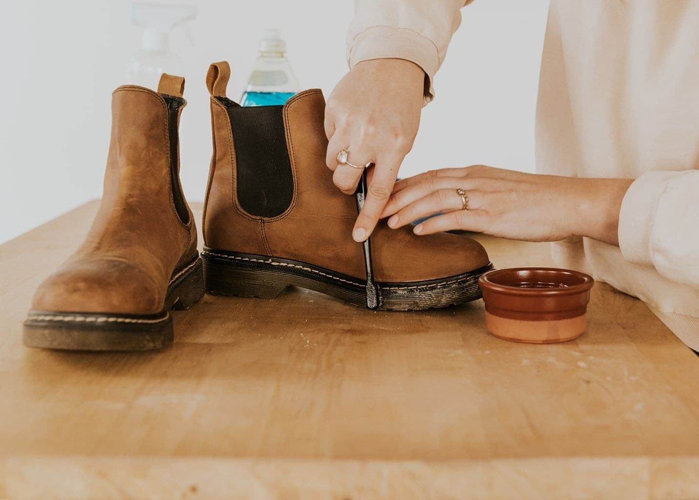 How to clean leather shoes